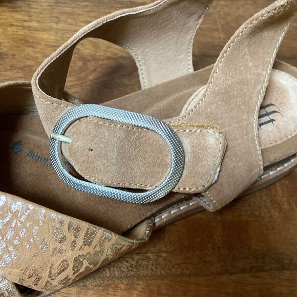 Sofft Brown Leather Cross-Strap Sandals - Picture 5 of 10